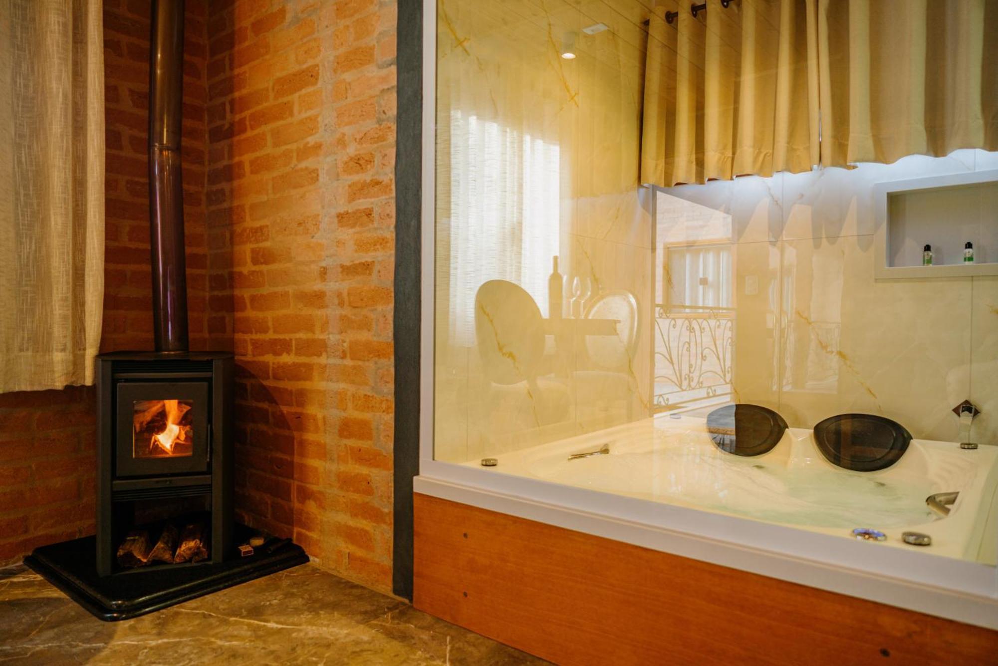 Lucca Lodge *